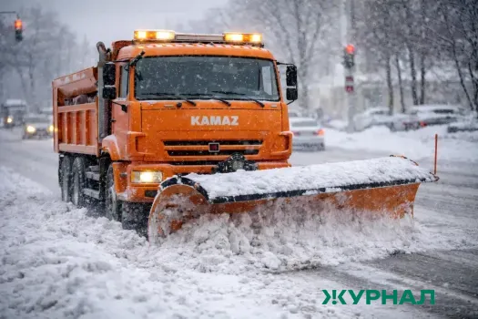 Расчистка дорог и тротуаров от снега продолжается в Красной Поляне и Эстосадке