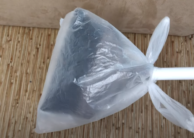 Необычный способ уборки: как веник и пакет помогут собрать мусор за считанные минуты