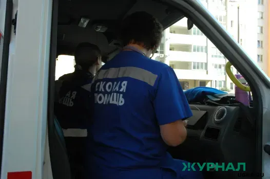 Глыба льда упала на прохожего в Краснодаре, мужчина госпитализирован