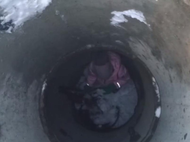 В Краснодаре девочка провалилась в открытый люк на пути в школу