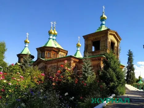 Армянская община Сочи провела акцию в поддержку церкви с красными ленточками