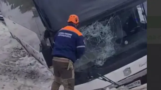 Столкновение легкового автомобиля и автобуса в Новороссийске: 22 человека заблокированы