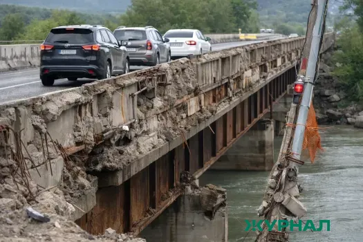 Дети из Ахштыря добираются до школьного автобуса по аварийному мосту