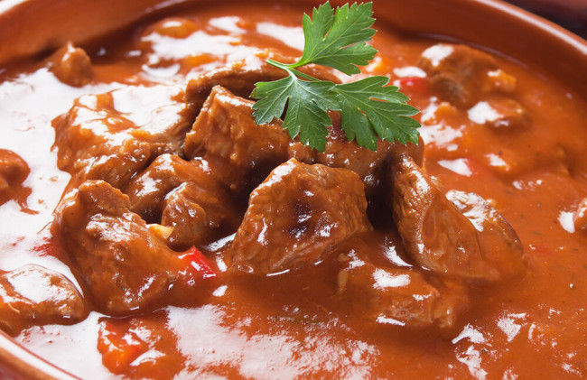 Гуляш с подливой: как сделать соус густым и ароматным всего за 2 ложки горчицы