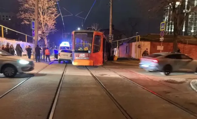 ДТП в Краснодаре: легковой автомобиль столкнулся с трамваем на Коммунаров