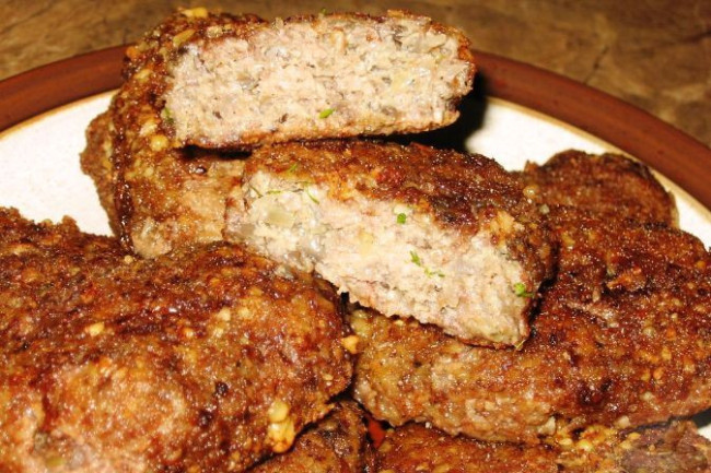 Добавьте сметану в фарш для котлет и получите невероятную сочность и нежность