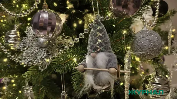 Рабочие начали демонтаж новогодних украшений в парке Галицкого