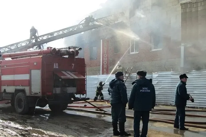 Пожар в мебельном цехе Краснодара локализован на площади 200 квадратных метров