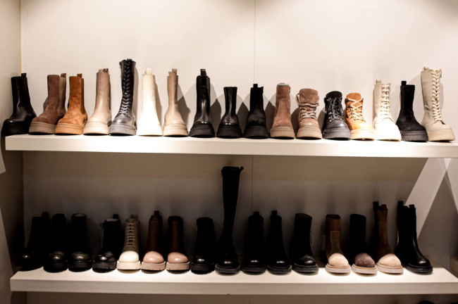 Мода 1960-х возвращается: как носить мюли и сабо с любыми аутфитами