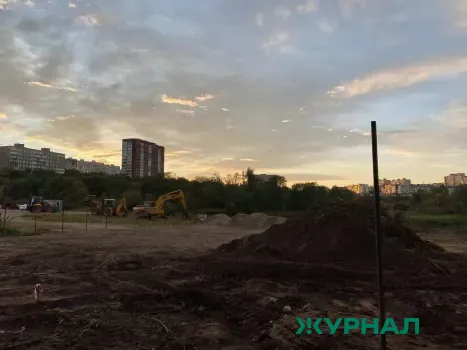 Экскаватор оказался на крыше многоэтажного дома в Сочи