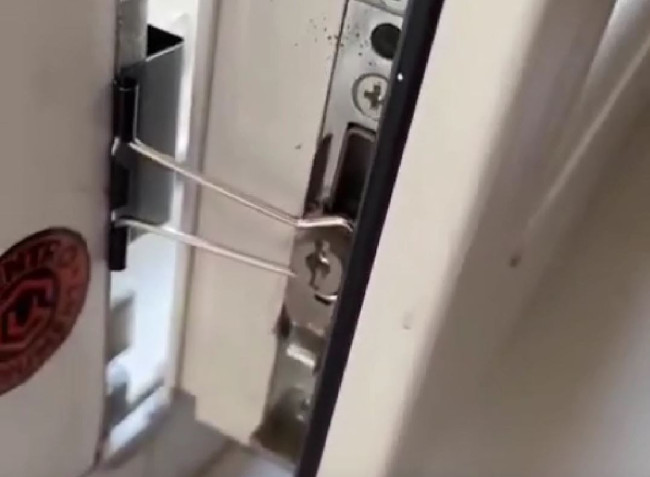 Фиксируем окно на нужном расстоянии с помощью зажима для бумаги