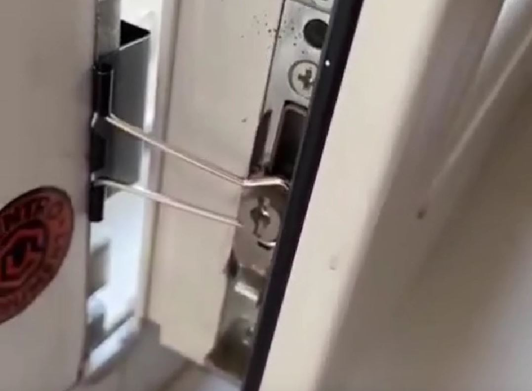 Фиксируем окно на нужном расстоянии с помощью зажима для бумаги