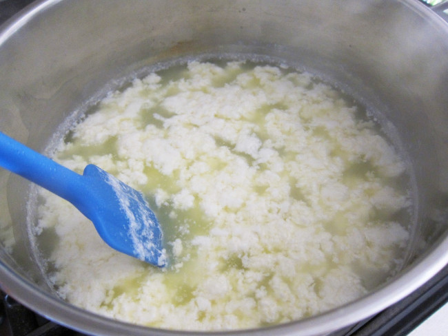 Приготовьте нежный домашний сыр из творога всего за 30 минут