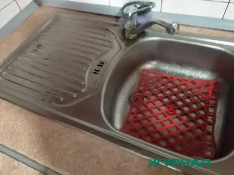 Избавьтесь от засоров в раковине с помощью простой бутылки: пошаговый лайфхак