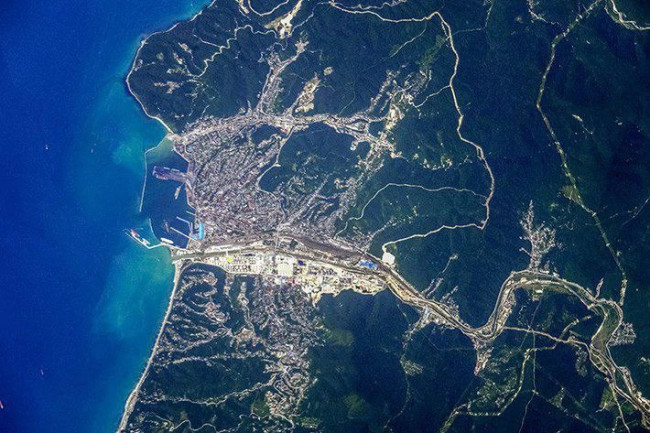 Космонавт Олег Артемьев поделился фотографиями российских городов с МКС