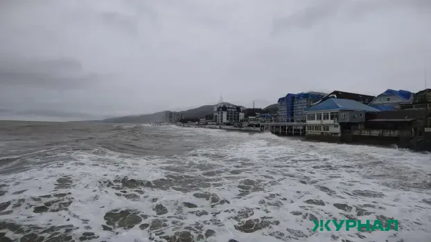 Штормовое предупреждение в Сочи: ожидаются сильные волны и лавинная опасность