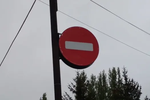 В Краснодаре ограничено движение из-за строительства ливневки на улице Дежнева