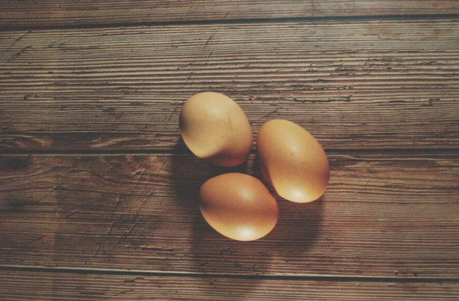 Необычные бутерброды с жареными яйцами: удивите семью простым рецептом