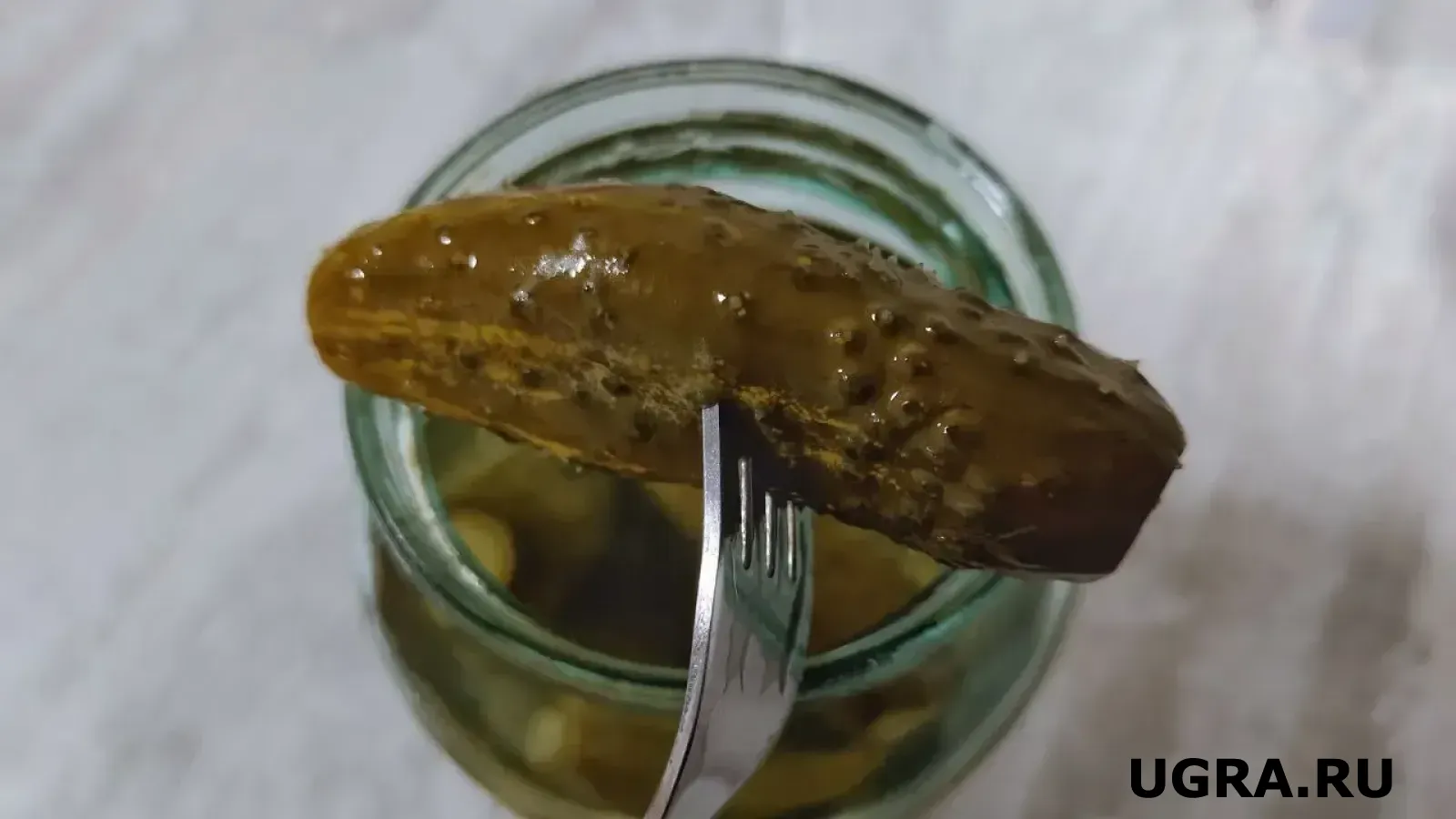 Салат из соленых огурцов и яиц с пикантной заправкой за 10 минут