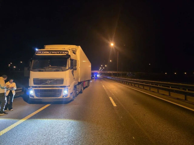 В Краснодарском крае фура сбила двух мужчин при погрузке мотоцикла