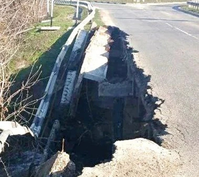 Часть моста обрушилась в станице Каневской, движение перекрыто