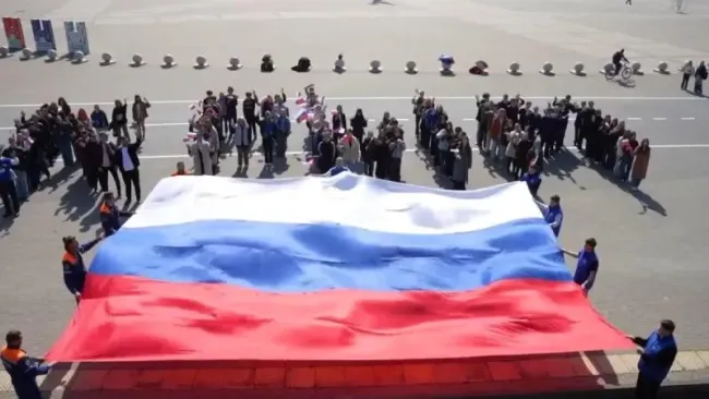 Новороссийск отметил День воссоединения Крыма с Россией флешмобами