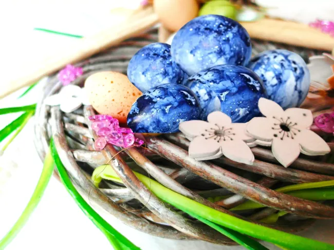 Мраморные яйца на Пасху: окрашивание с помощью листьев каркаде за 30 минут