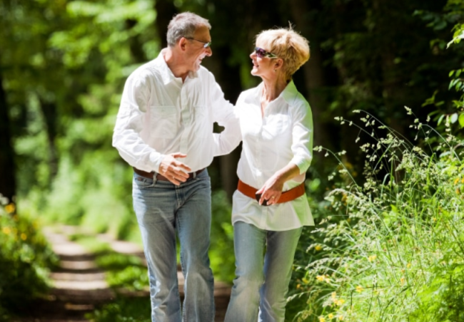 Прогулка задом наперёд: как укрепить суставы и сжигать калории