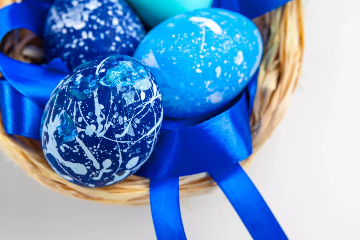 Насыщенные синие яйца к Пасхе: как покрасить с помощью капусты и соды