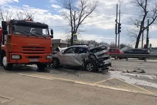 ДТП с четырьмя автомобилями в Армавире: пострадали двое взрослых и двое детей