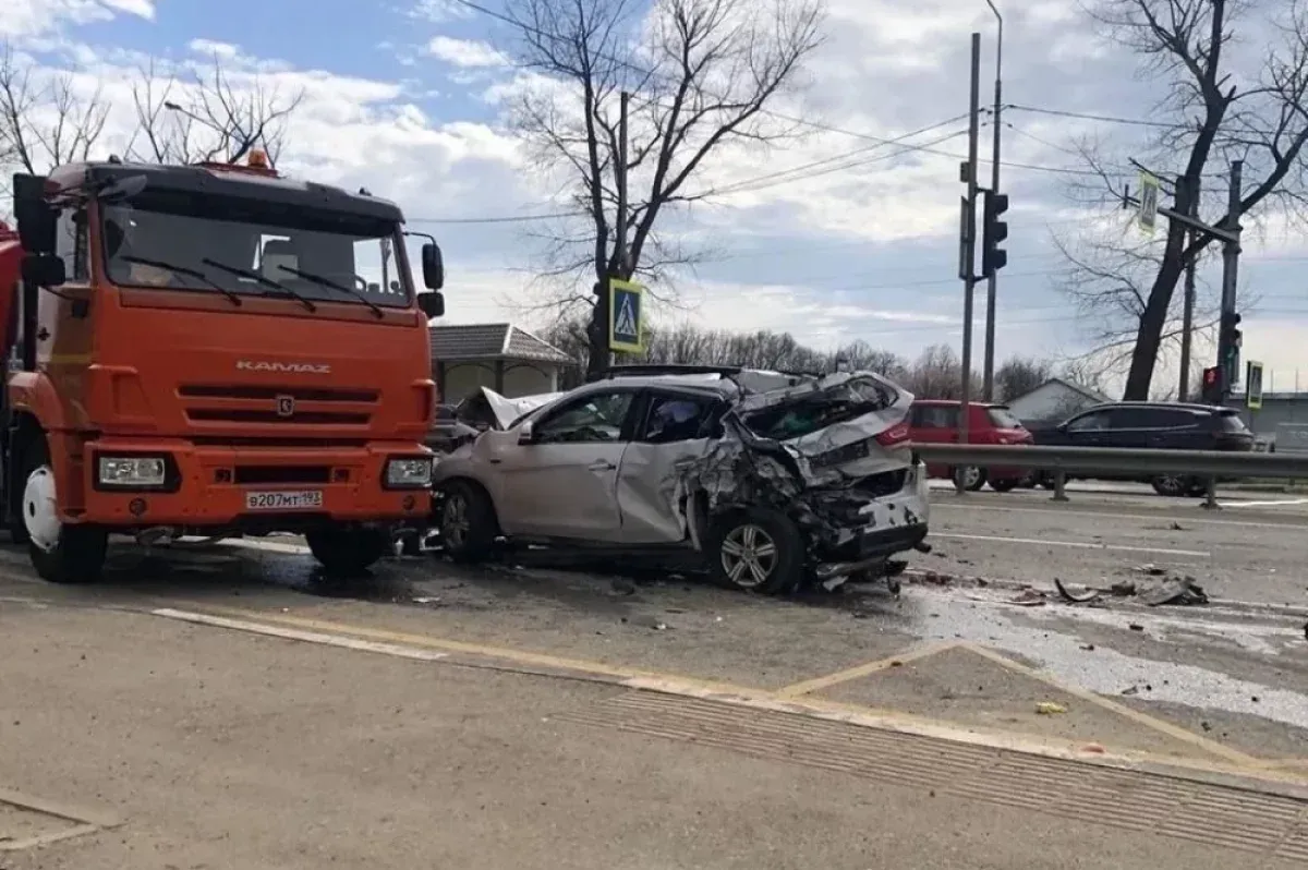 ДТП с четырьмя автомобилями в Армавире: пострадали двое взрослых и двое детей