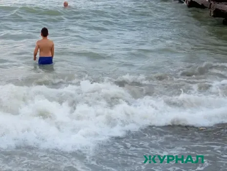 В Краснодаре мужчина открыл купальный сезон, несмотря на введённые запреты