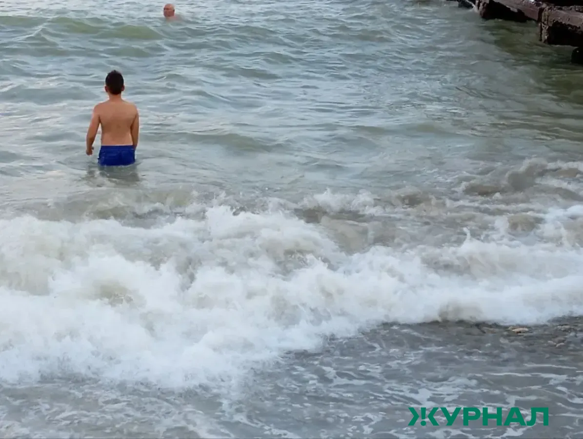 В Краснодаре мужчина открыл купальный сезон, несмотря на введённые запреты