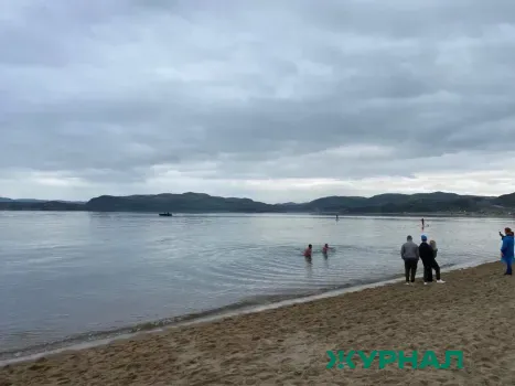 Пляж в Витязево после шторма покрыт глиной и камнями