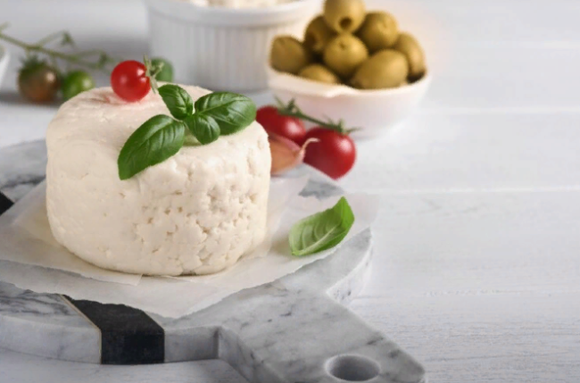 Приготовьте творожный сыр из кефира за 12 часов: просто и доступно