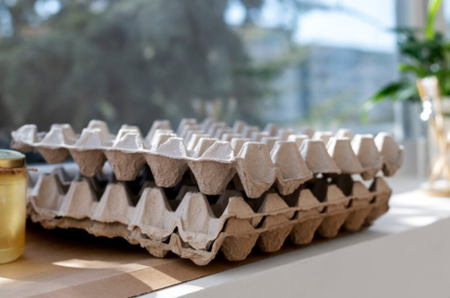 Спасите урожай клубники: как использовать лотки от яиц для защиты ягод