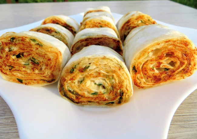 Вкусная закуска из лаваша с капустой и огурцами за 10 минут