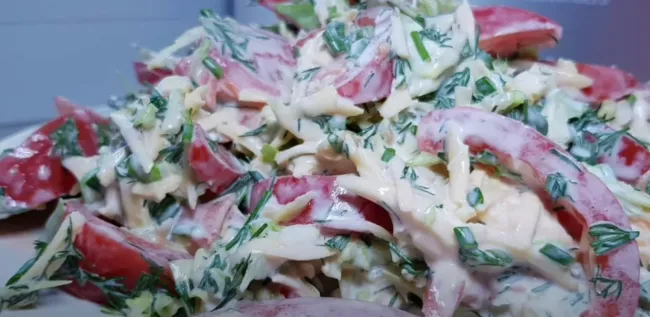 Пестрое настроение: легкий салат за 10 минут из доступных ингредиентов