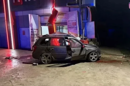 Разогнались до 225 км/ч: двое мужчин погибли, врезавшись на легковушке в автомойку