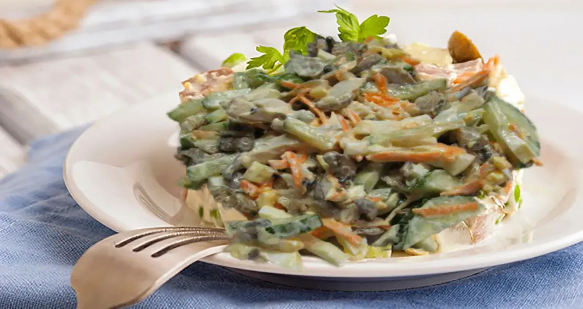 Салат с вешенками и курицей: простой рецепт, который удивит гостей