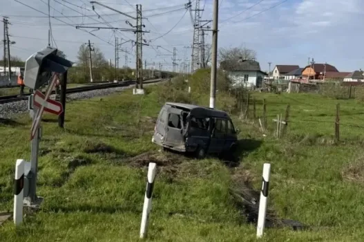Подробности столкновения локомотива с грузовиком в Краснодарском крае: пострадала 9-летняя девочка