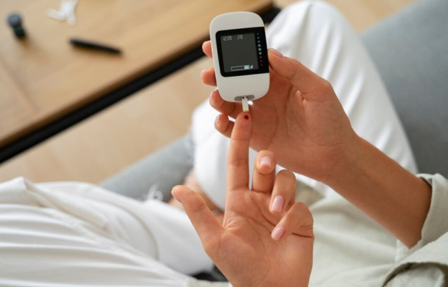 Продукты, которые помогут контролировать уровень сахара: шпинат и миндаль