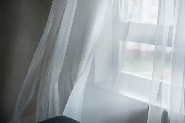 Как сделать москитную сетку из тюля и липучки за несколько минут