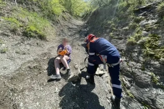 Спасатели эвакуировали туристов с горы Ежик в Архипо-Осиповке