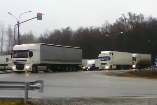 В Новороссийске ограничили движение грузовиков из-за сильного ветра