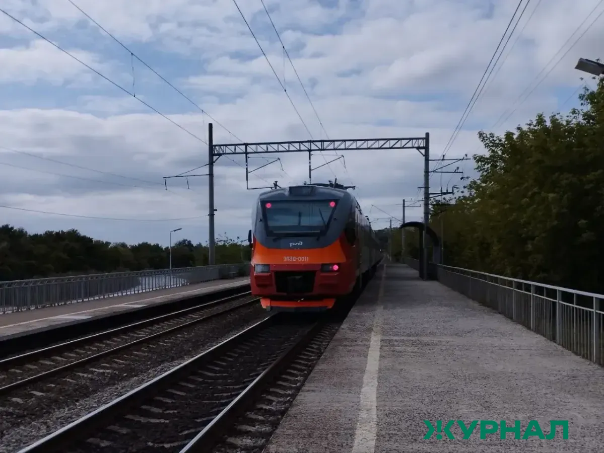 В Сочи подросток разбил стекло вагона поезда «Ласточка» из рогатки