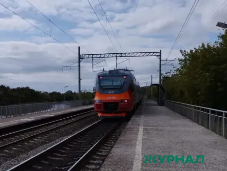В Сочи подросток разбил стекло вагона поезда «Ласточка» из рогатки