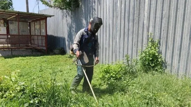 В Краснодаре продолжается покос сорной растительности на общественных территориях