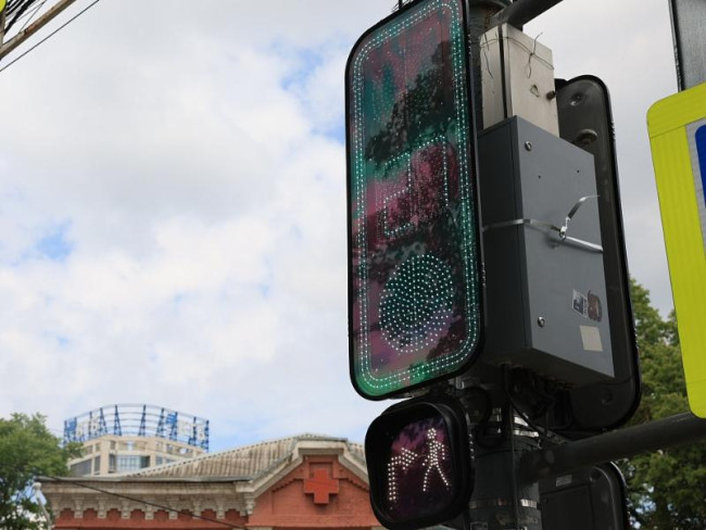 В Краснодаре установлен светофор с контурной подсветкой для улучшения видимости